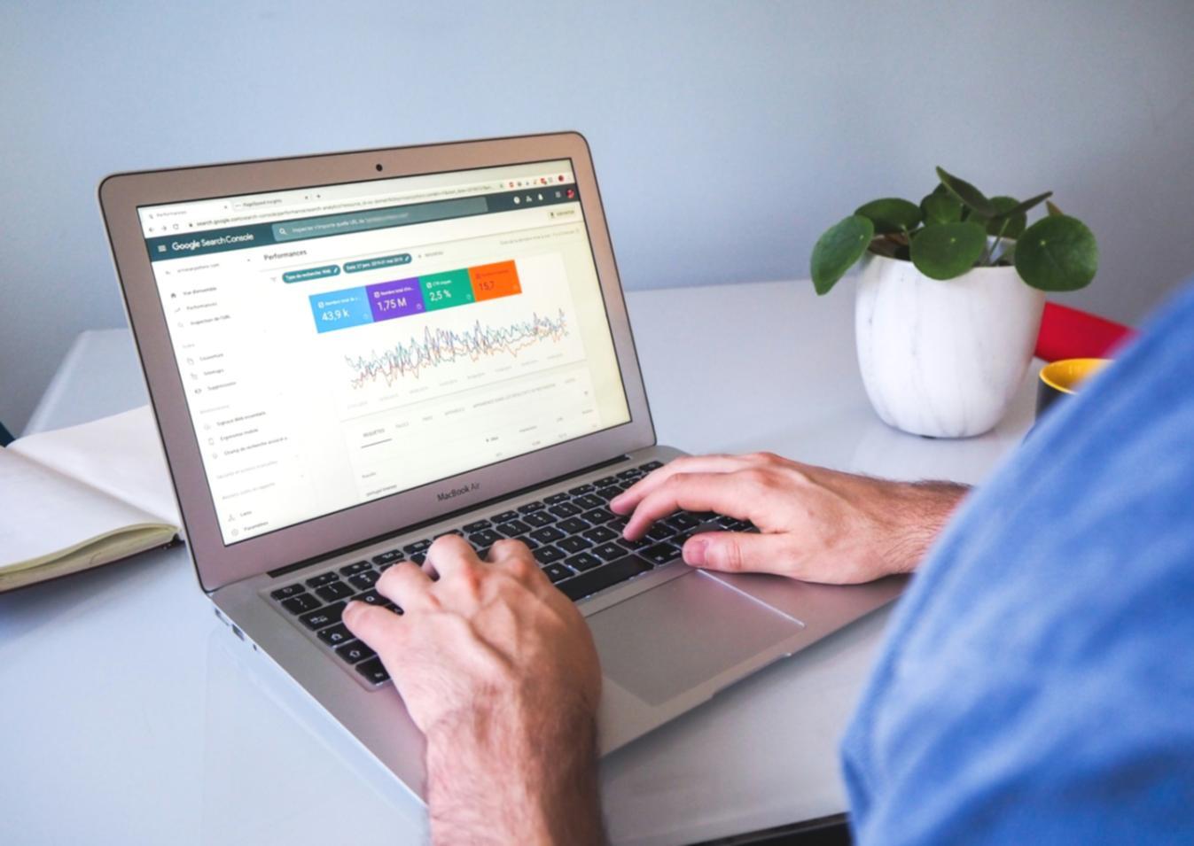 Espacio de trabajo profesional con herramientas de investigación de palabras clave